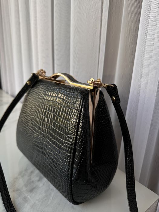 Класична чорна сумка з довгим ремінцем