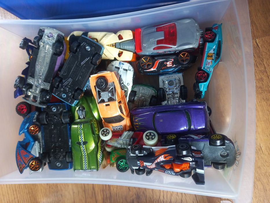 Kolekcja hot wheels samochodziki wraz z pudelkiem