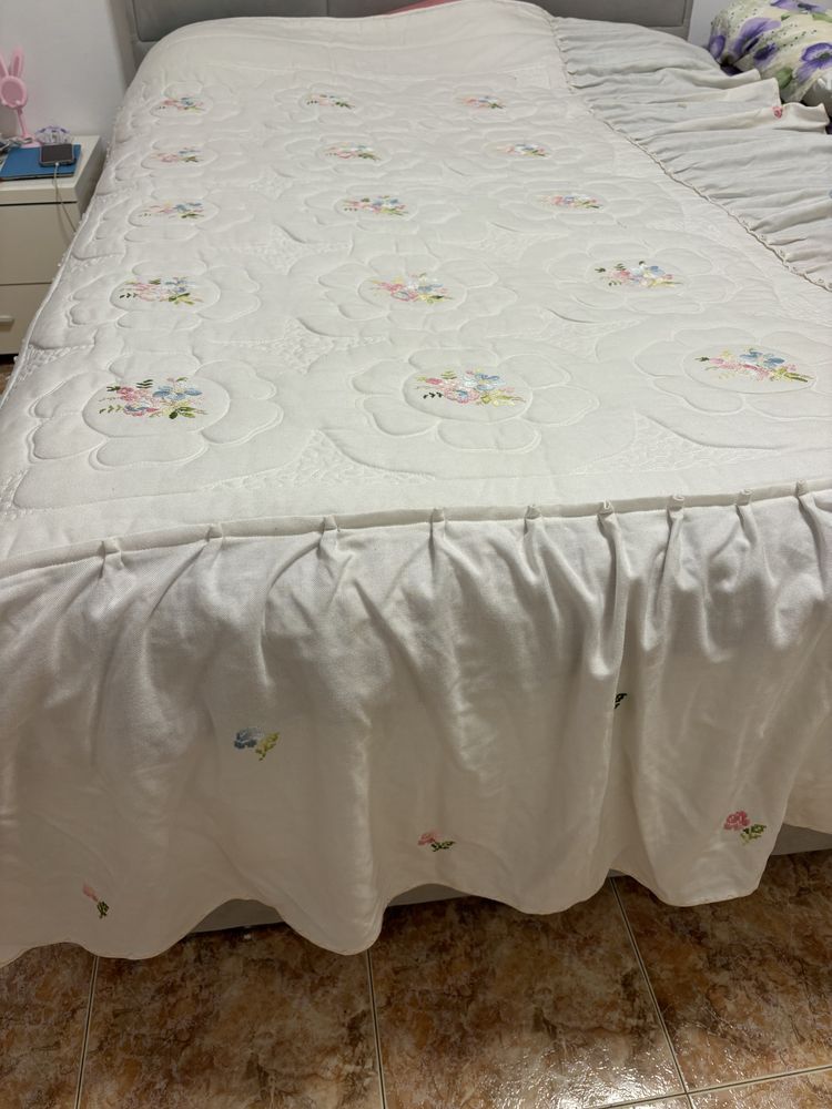 Colcha bordado manual com 107x190 + 42 cm de folho