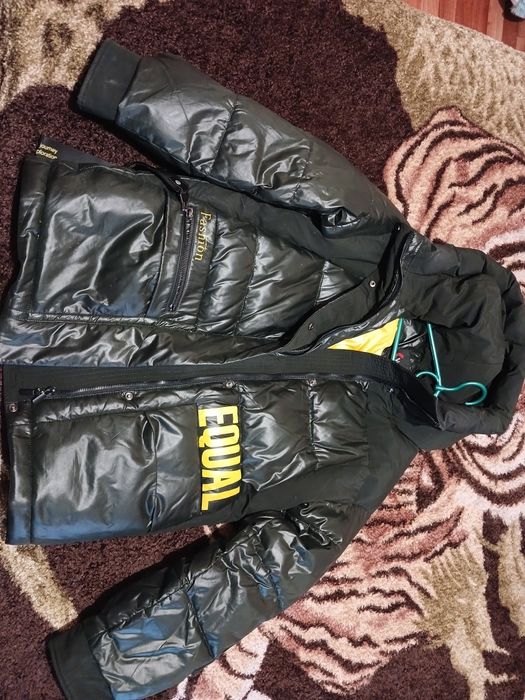 Курточка, почти новая одевала пару раз,спотик