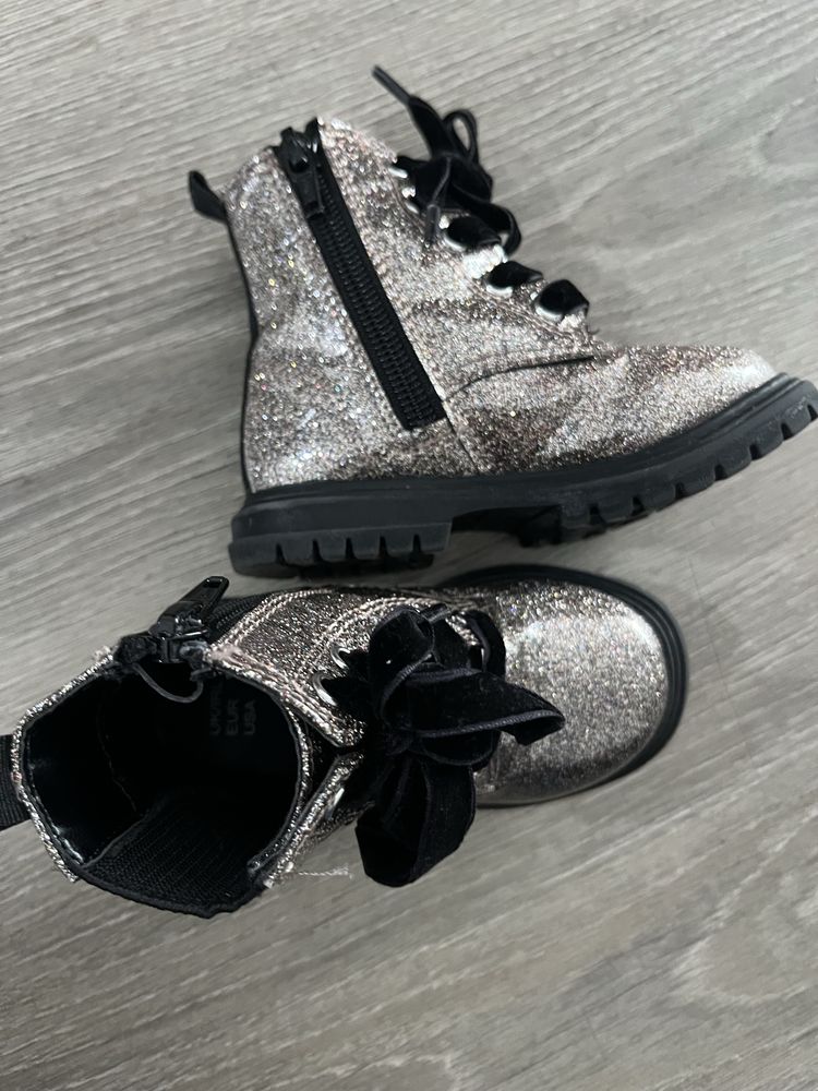 Botas brilhantes menina