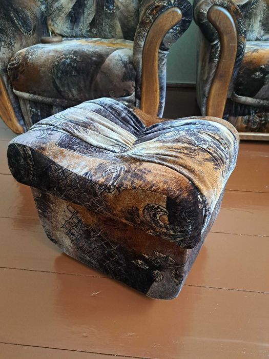 Два м'ягких крісла та 2 пуфа, диван