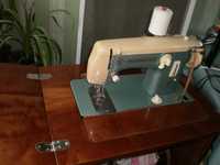 швейная машинка -ЧАЙКА-с тумбочкой