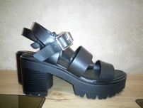 Sandały na słupku, czarne Catwalk rozm. 38 z klamrą