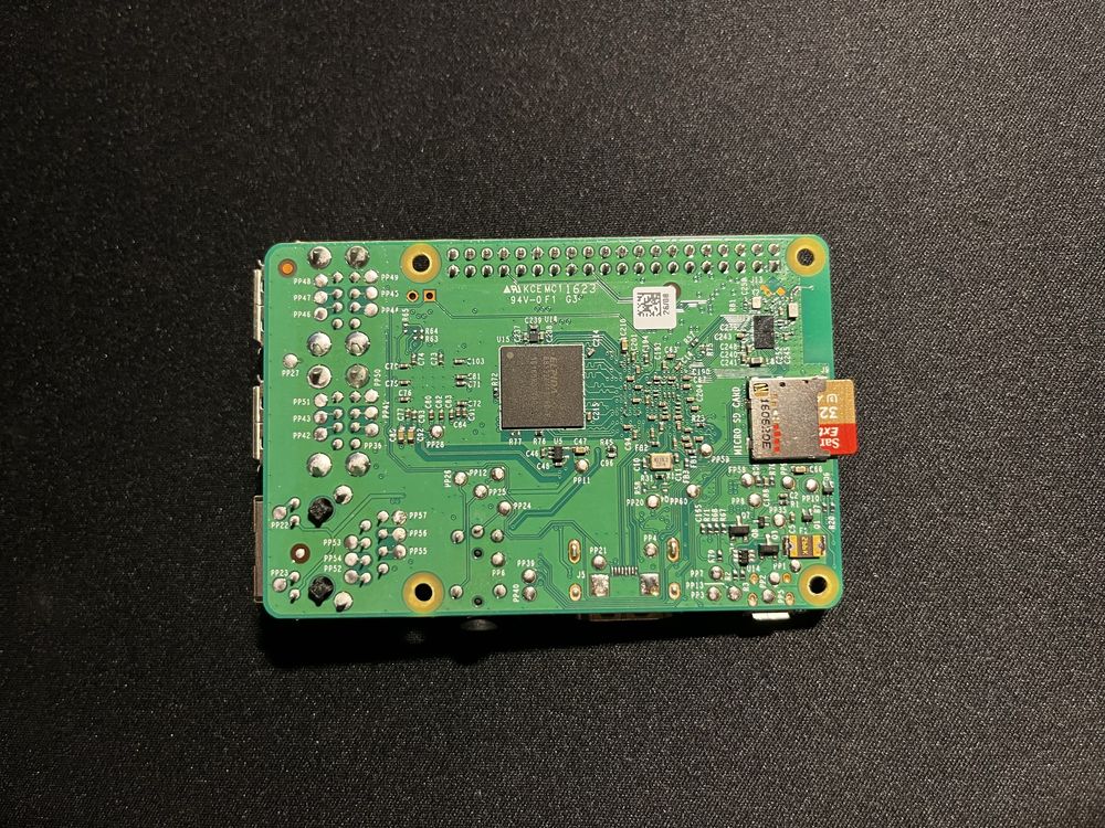 Raspberry Pi 3 Model B v1.2 + karta 32G + heatsink + stojak