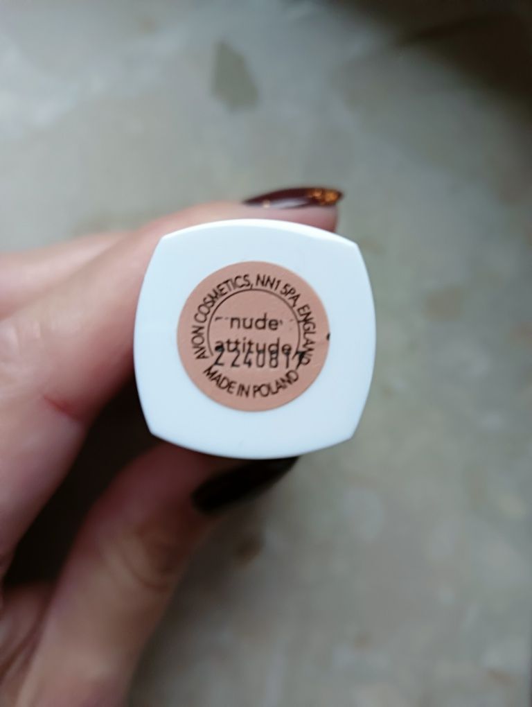 Trwała szminka "moc koloru" Avon