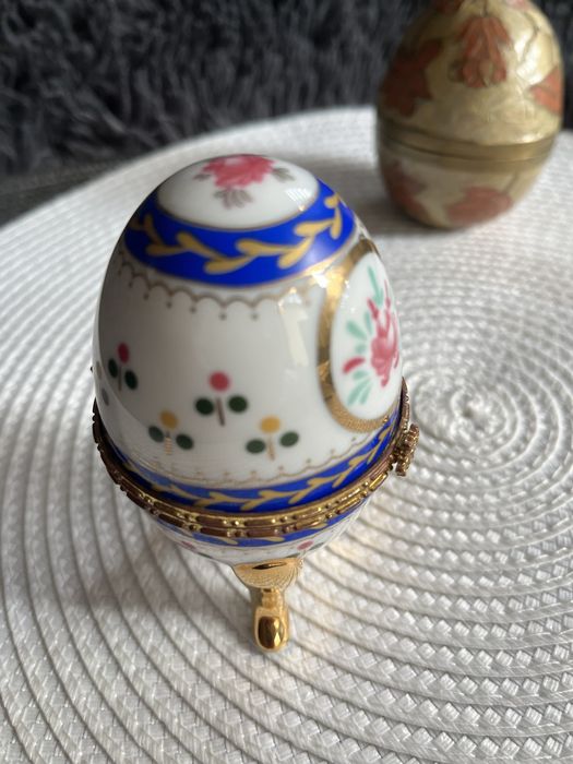Porcelanowe jajo recznie malowane ze zloceniami