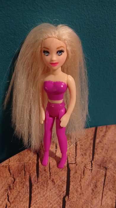 Mattel Polly Pocket mini laleczka w różowym stroju 2008 r.