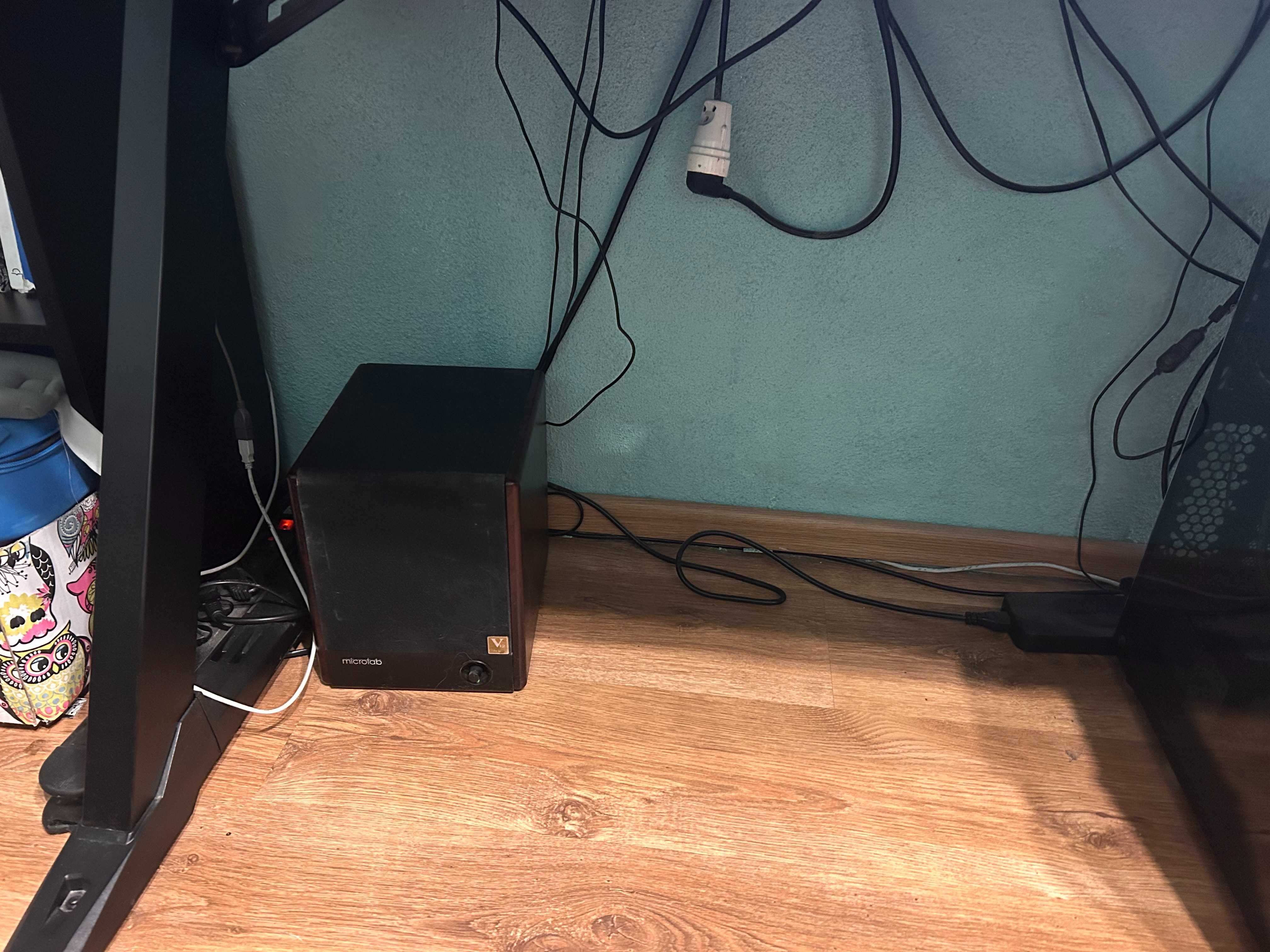 Full zestaw komputerowy z monitorem i biurkiem