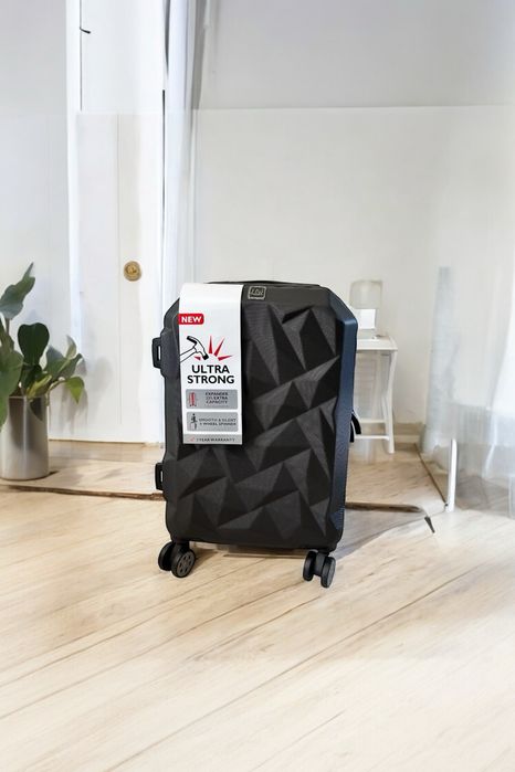 Walizka kabinowa czarna ultra strong bagaż podręczny do samolotu
