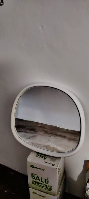 Lustro w plastikowej ramie