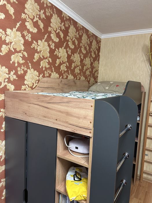 Дитяче ліжко горище зі столом