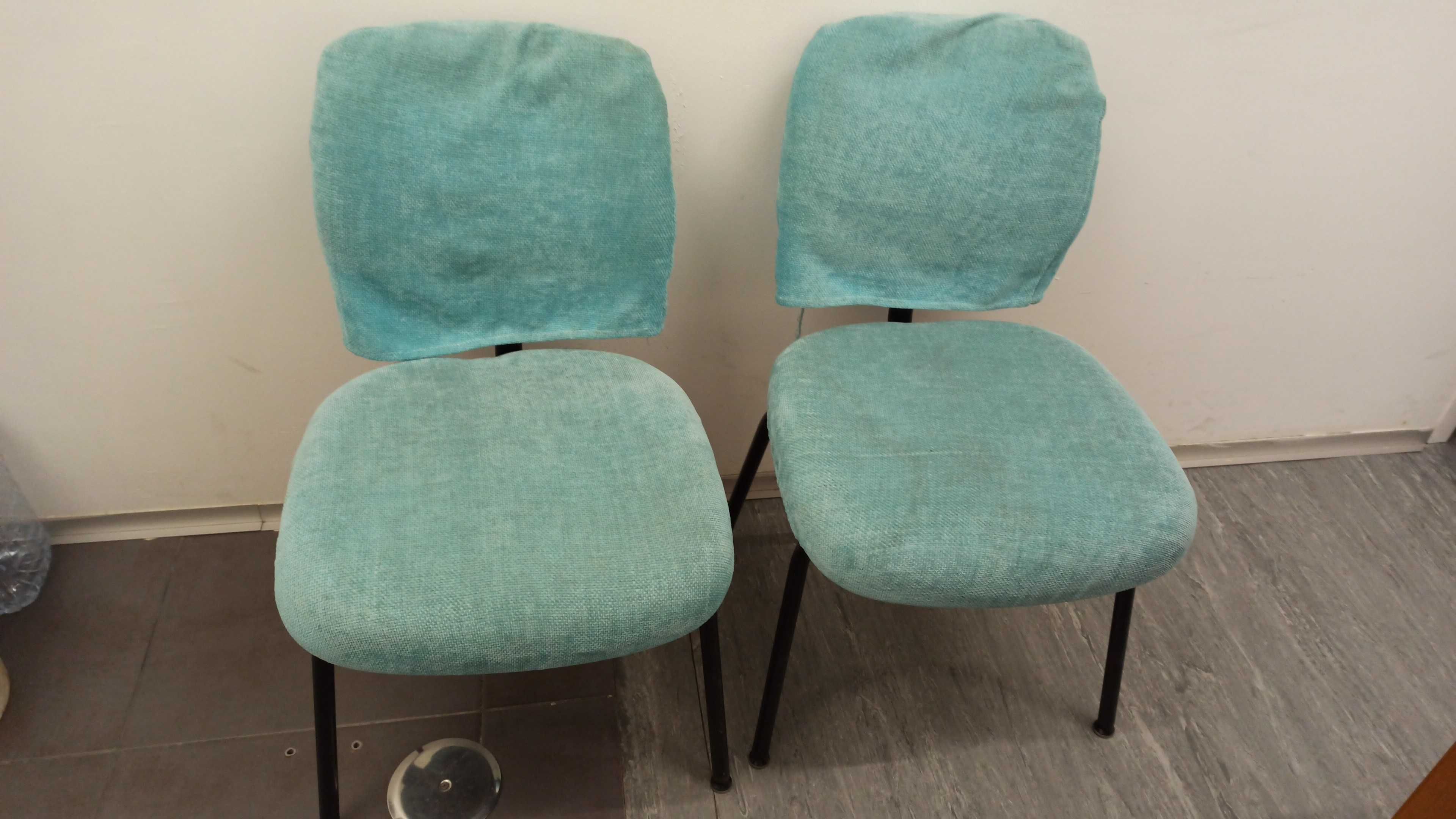 Cadeiras almofadadas confortáveis