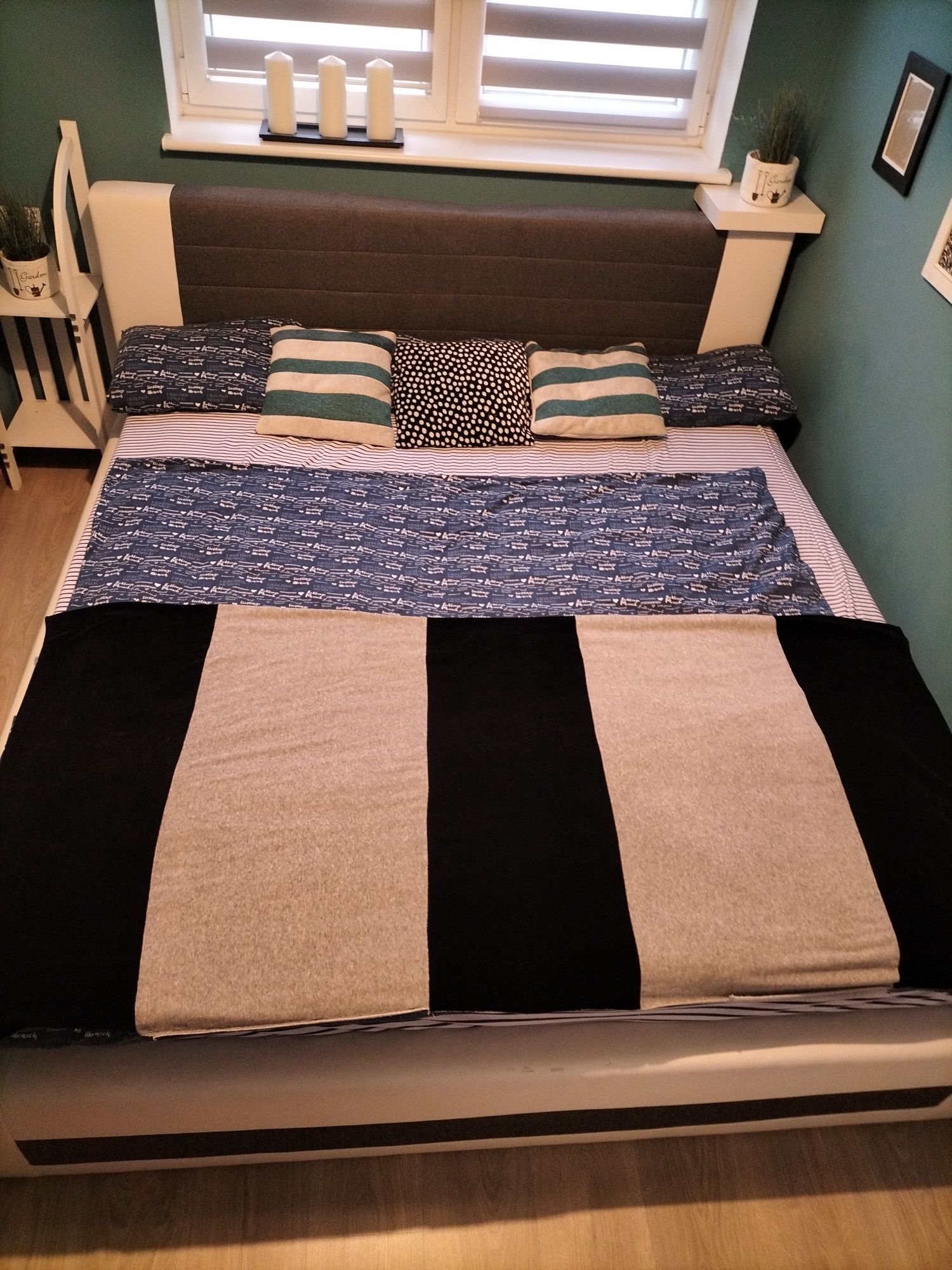 Łóżko sypialniane z materacem i pojemnikiem