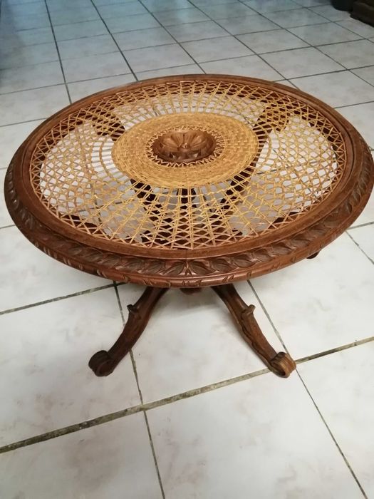 Mesa de centro/apoio em madeira e com tampo em verga e madeira