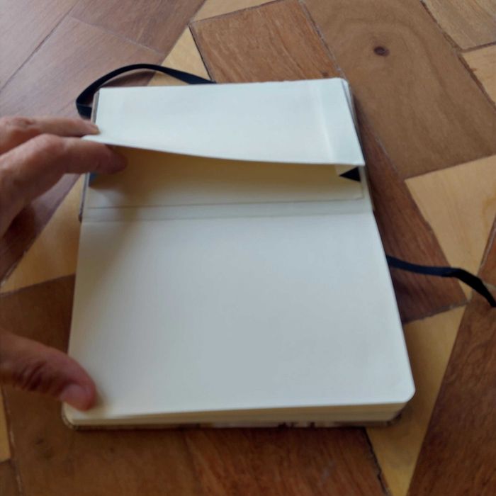 Caderno A6 e caneta a condizer