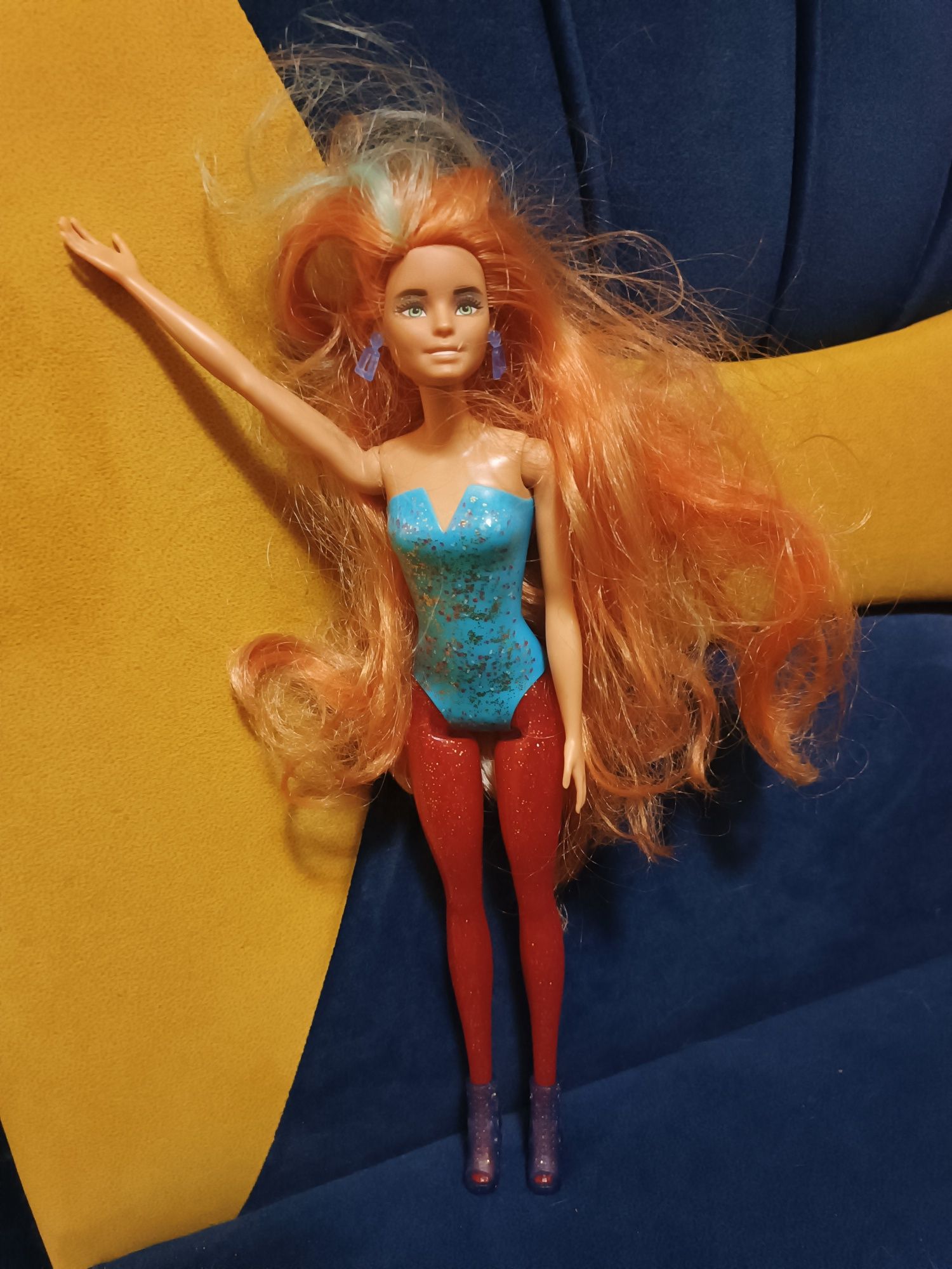 Оригінальна ексклюзивна лялька Barbie в яскравому сценічному образі.