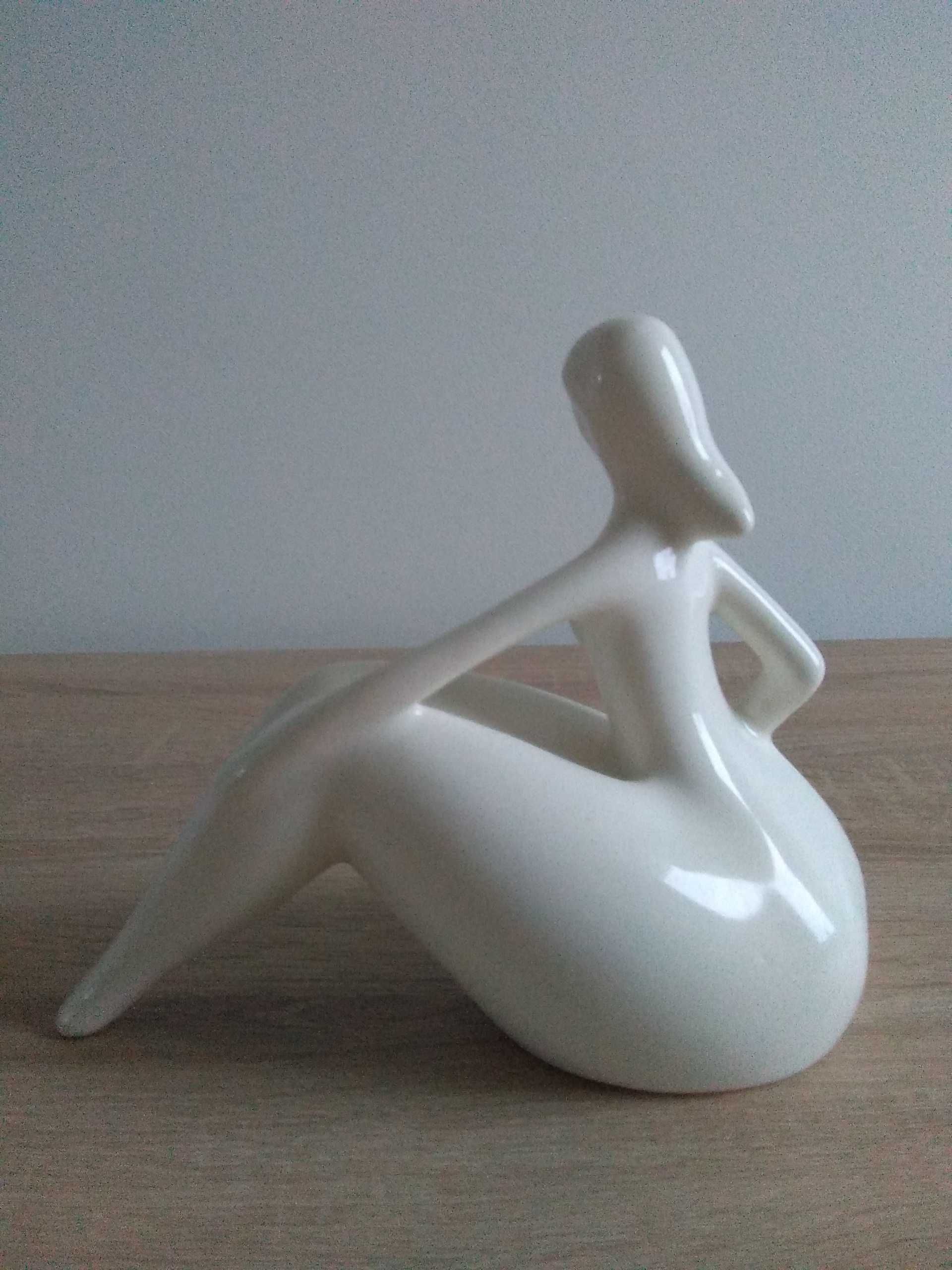 Ceramiczna figurka kobiety