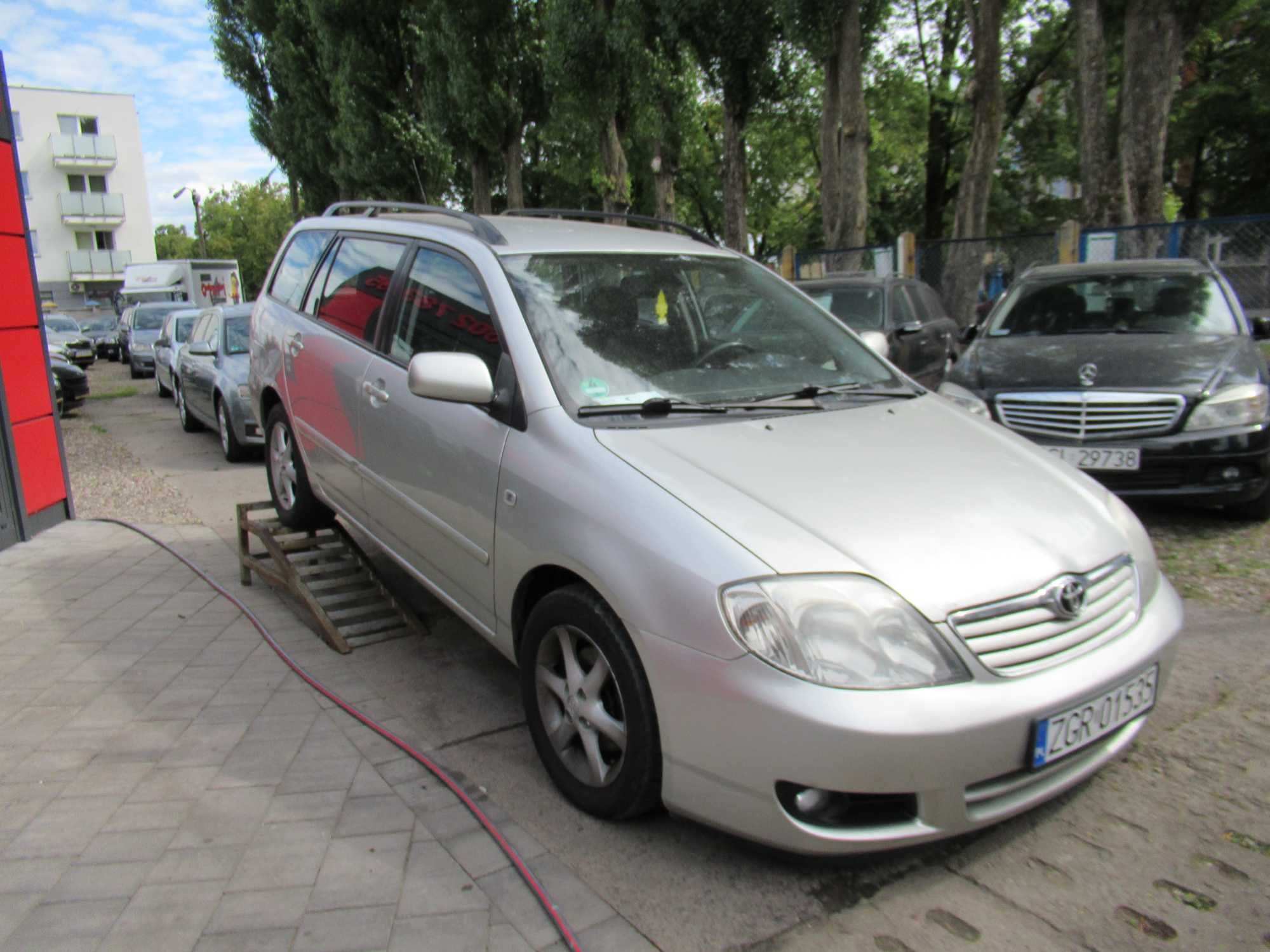 Toyota Corolla Kombi 1.4 D 90km srebrny 2005r Combi zarejestrowany