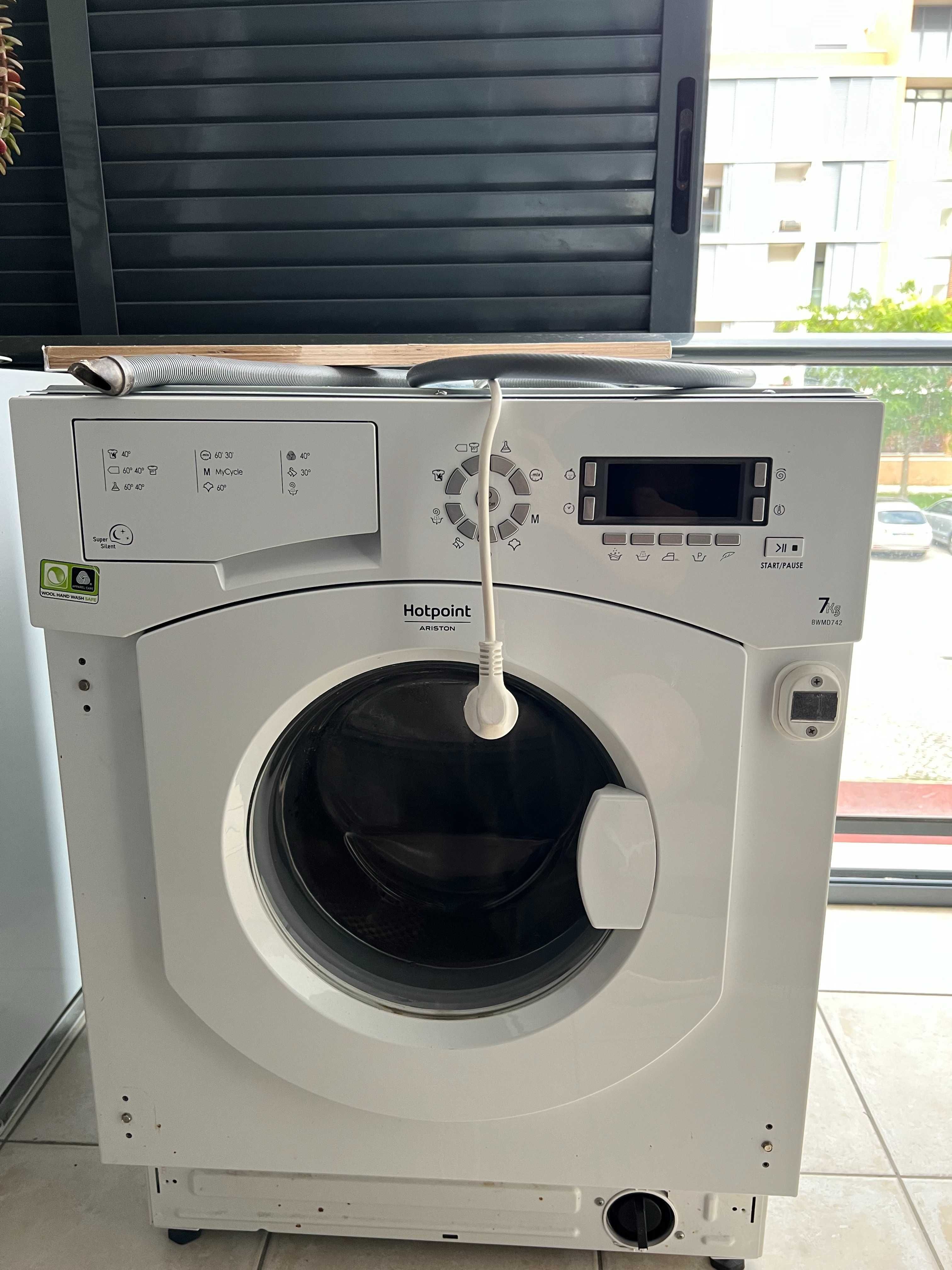 Maquina de encastre Hotpoint Ariston BWMD742