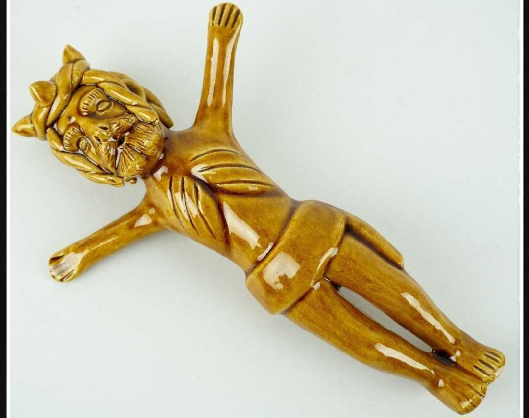 Júlia Ramalho Cristo em cerâmica vidrada