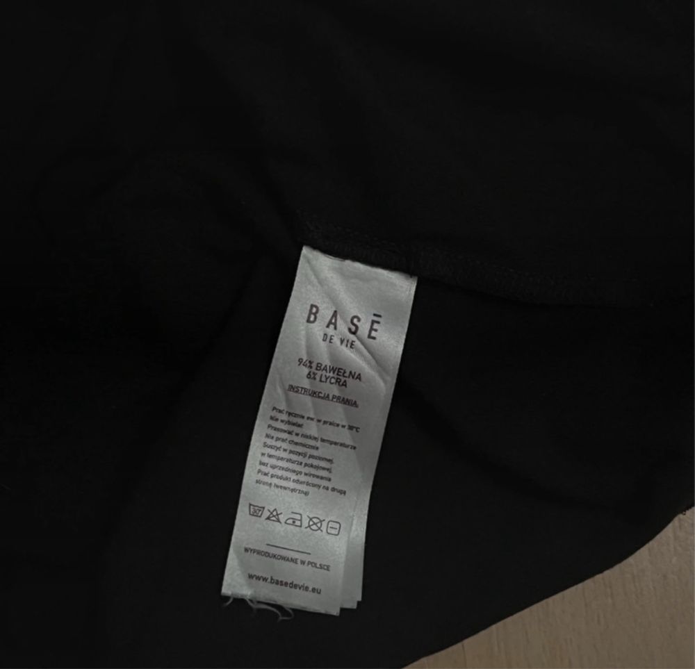 Czarny tees boxy koszulka Based Basé de Vie