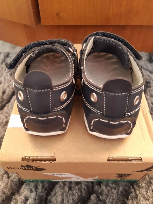 Granatowe buciki do chrztu