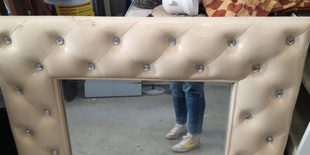 Espelho branco com brilhantes