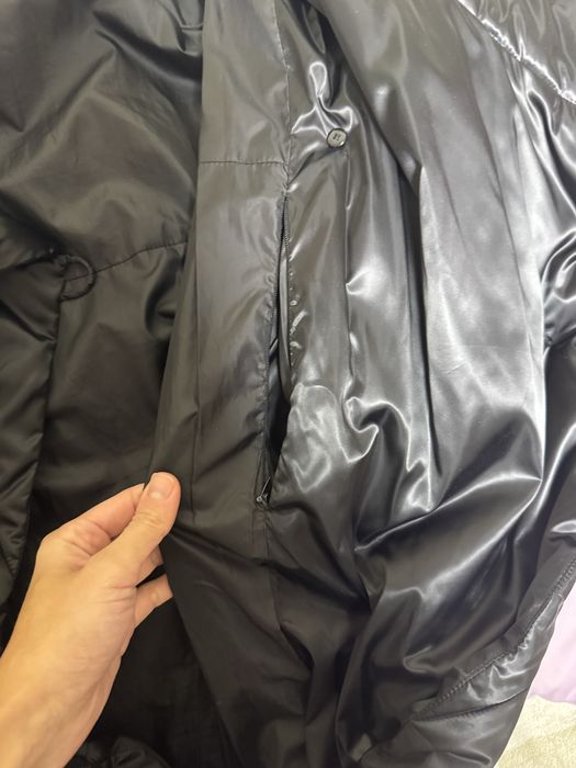 Чорне стьобане пальто-пуховик бренду Kattaleya