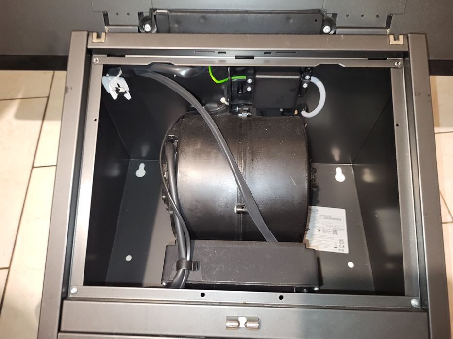 Okap ścienny WISE BL/A/90 czarne szkło