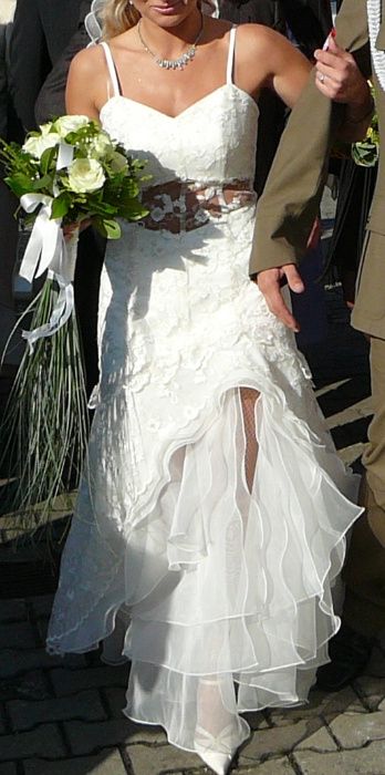 Suknia ślubna zwiwna koronka