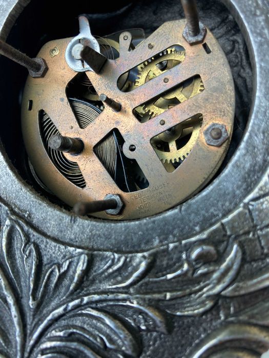 Relógio em estanho de corda manual antigo Alemão - necessita restauro