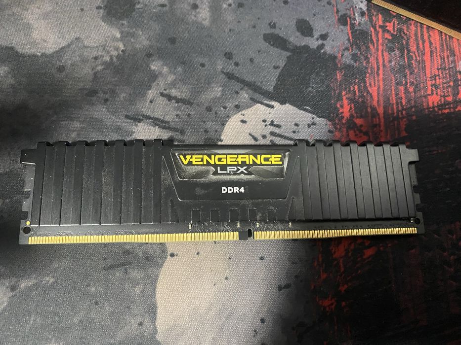 Kości ram VENGEANCE DDR4 4x8 (32gb)