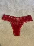 Czerwone stringi thong Victorias Secret