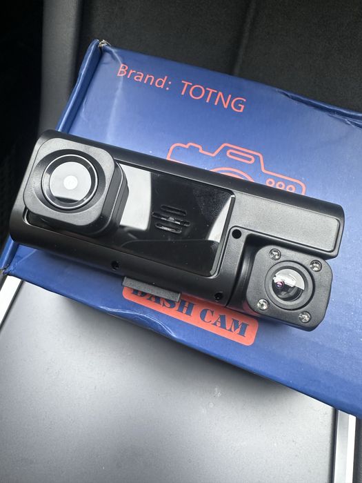 Відеорегестратор для автомобіля с двома камерами