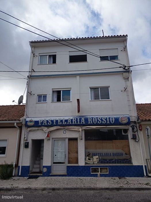 Edifício de 4 pisos no centro de Pataias – Oportunidade única