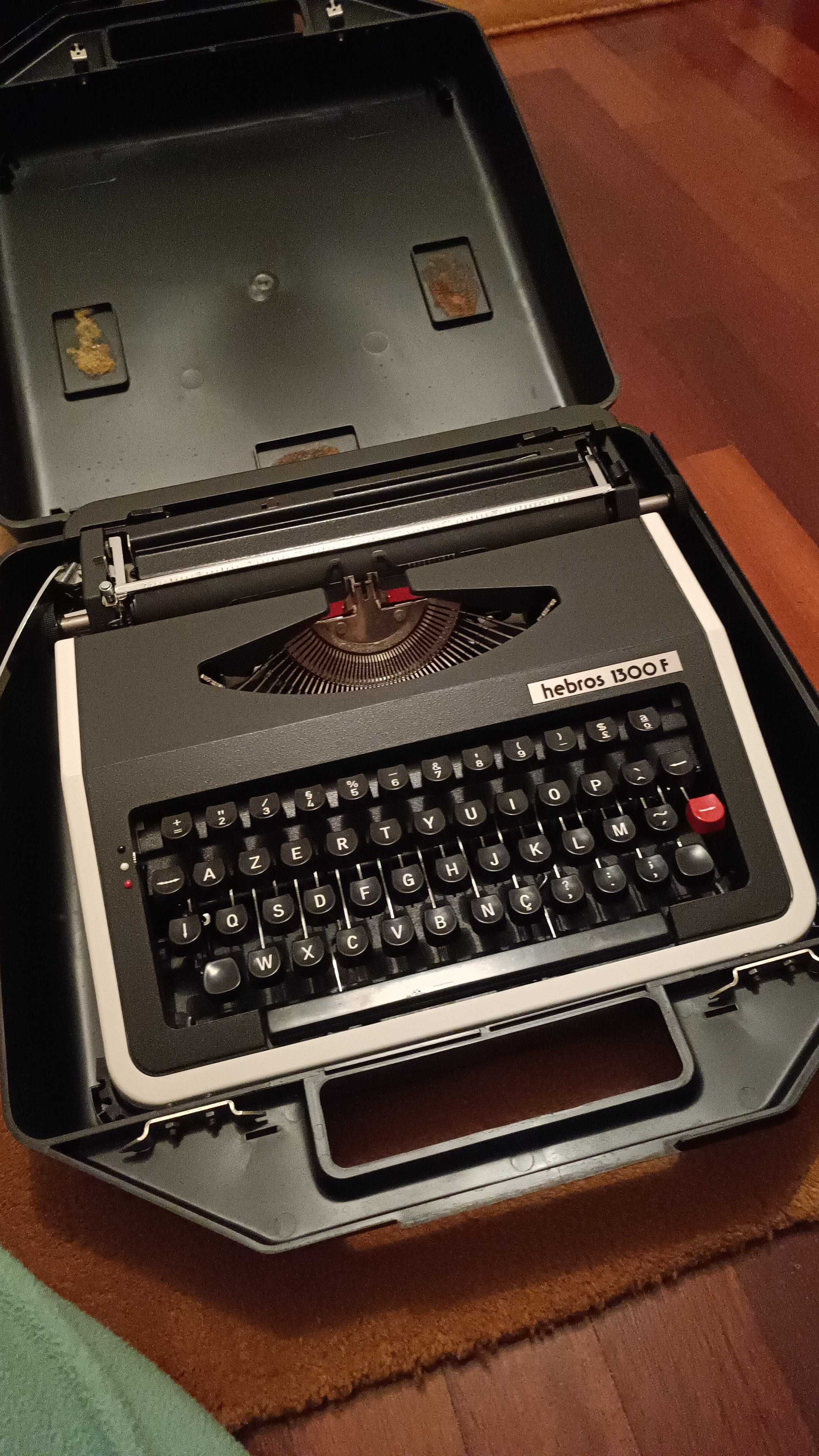 Máquina de escrever Hebros 1300 F