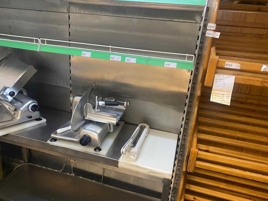 Bancada e prateleiras em Inox com faca de bacalhau