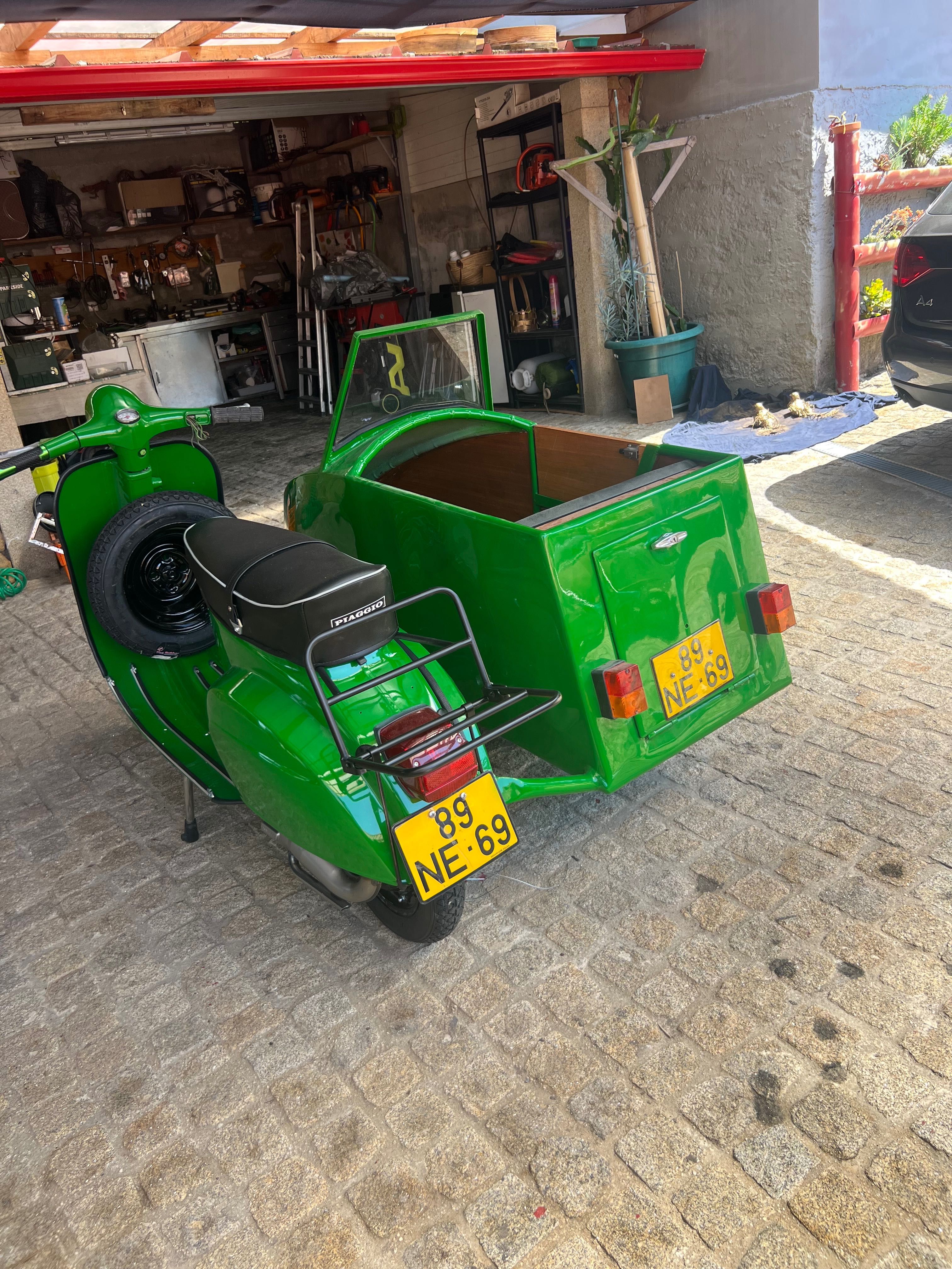 Vespa com saidcar