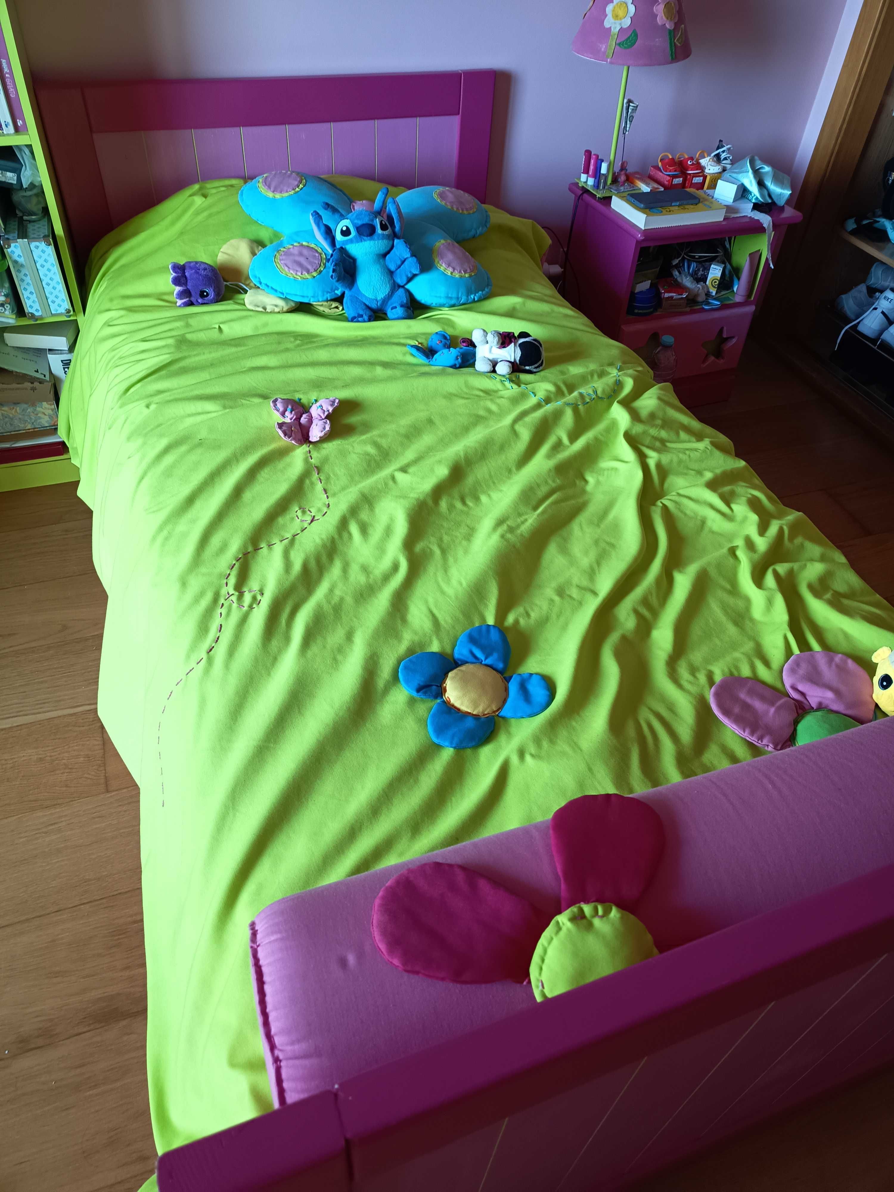 Vendo cama de solteiro em madeira, cor de rosa, com gaveta