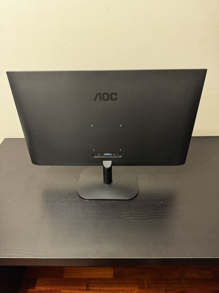 Monitor AOC 27”.