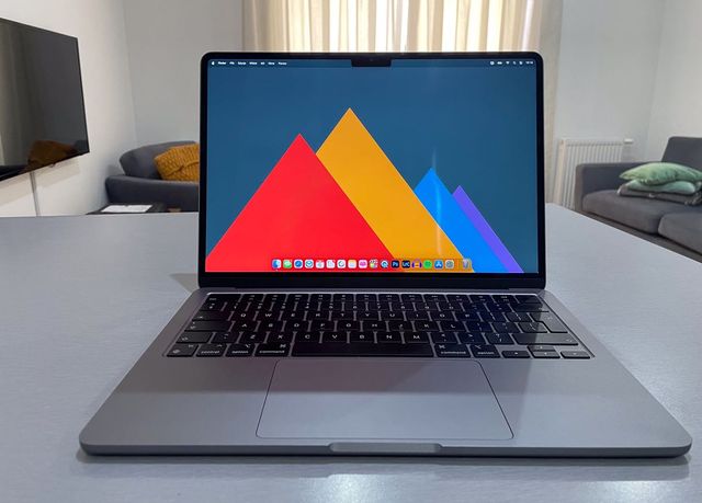 MacBook Air M2, 13,6 cala, 2022 rok, 8GB RAM/256GB/Gwiezdna szarość