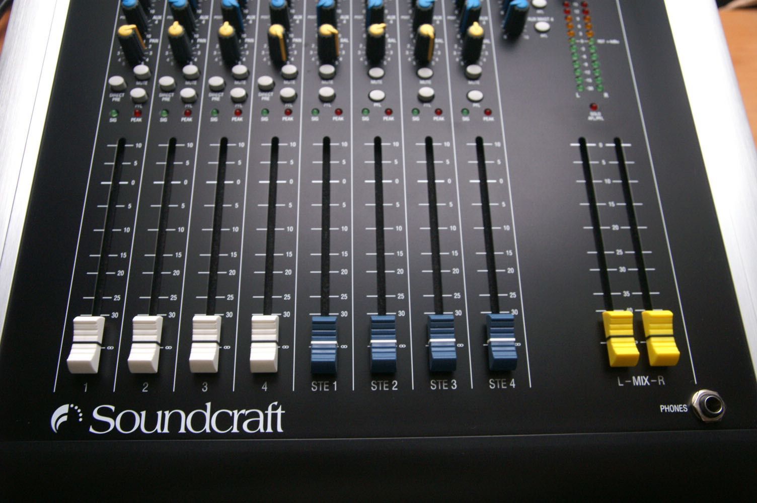 Mikser audio SOUNDCRAFT SPIRIT M4 - jak nowy