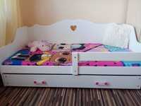 Dwa identyczne łóżka dla dziewczynek