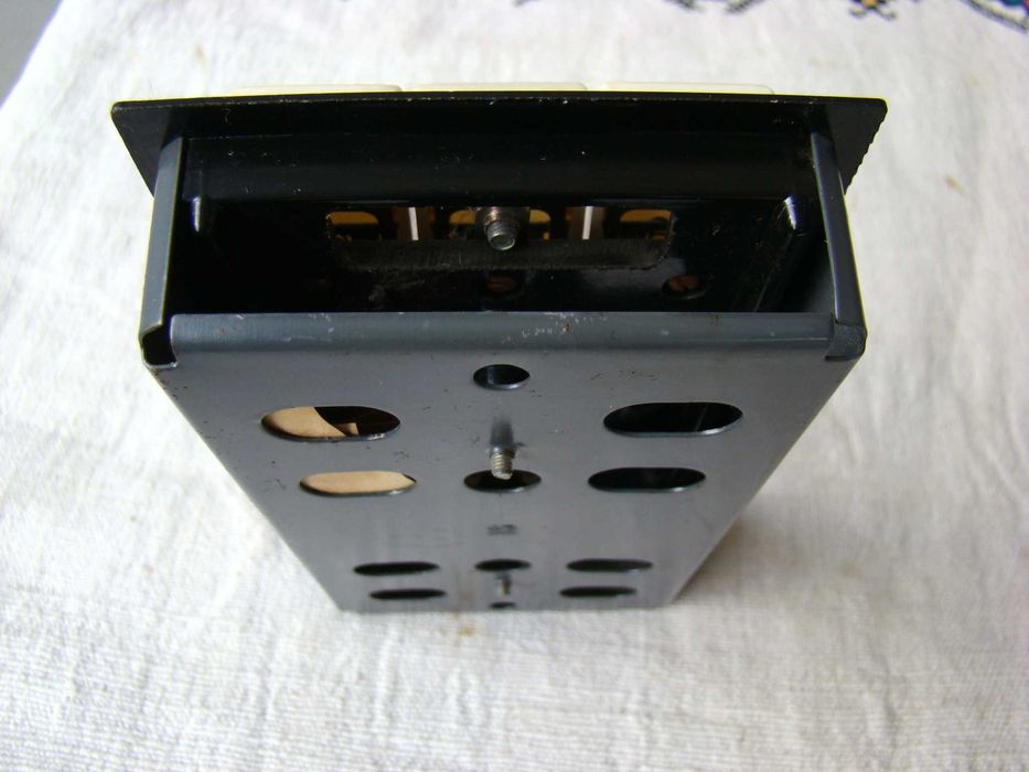 Блок вимикачів на три клавіші з розеткою новий, підрозетник часів ссср