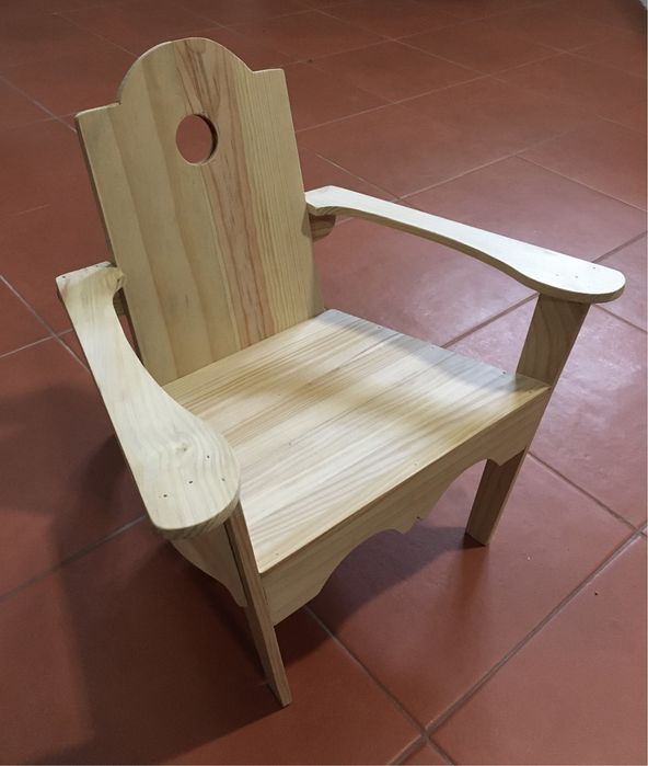 Cadeira pequena para criança com cerca de 30 cms de altura total