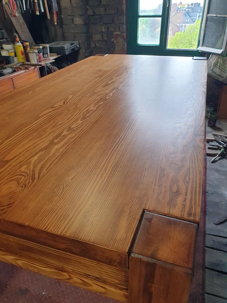 Solidny duży stół