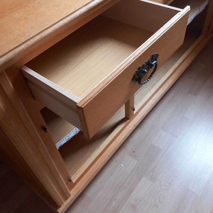sprzedam jasny kredens drewniany