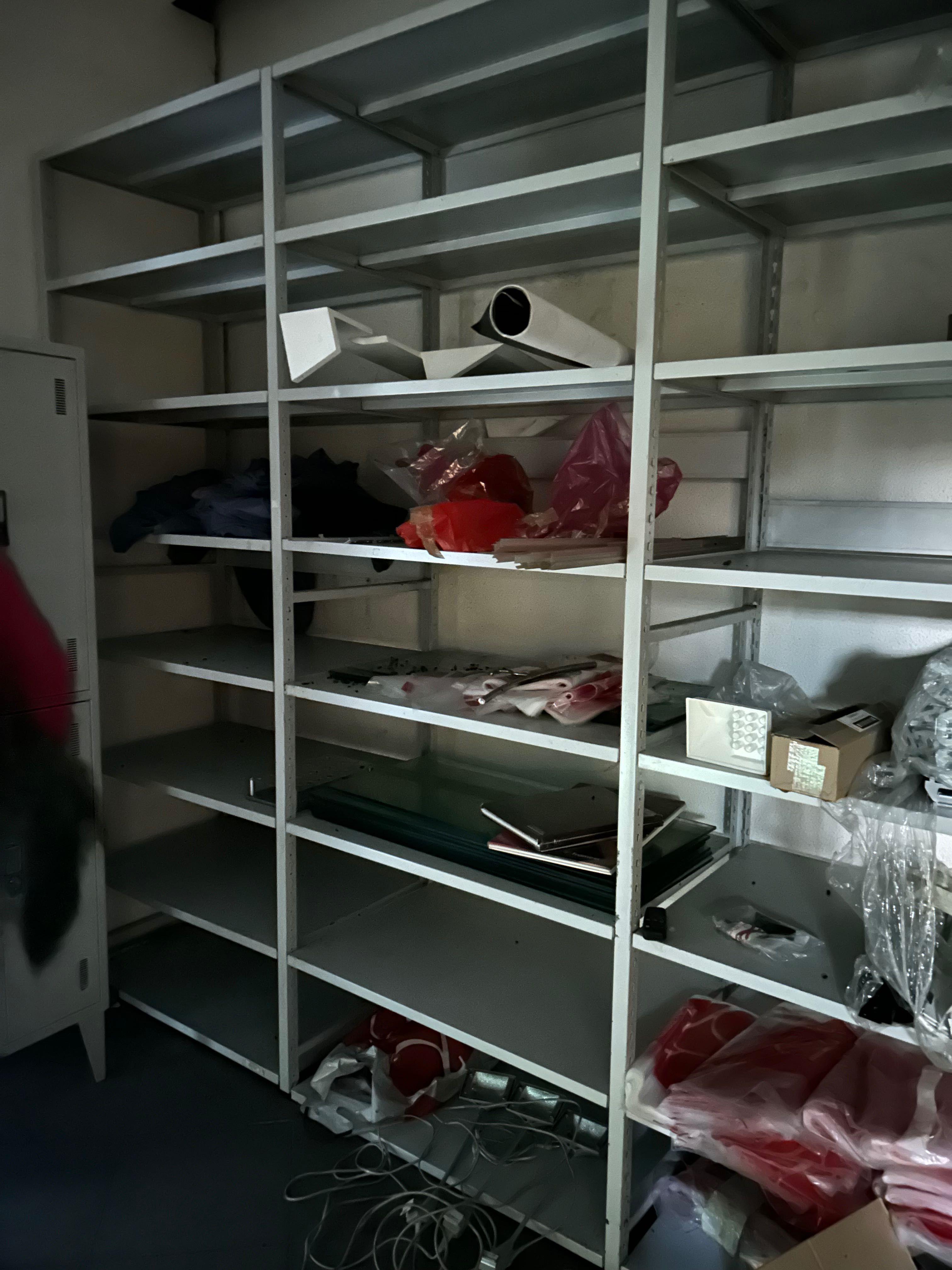 Estantes e prateleiras modulares