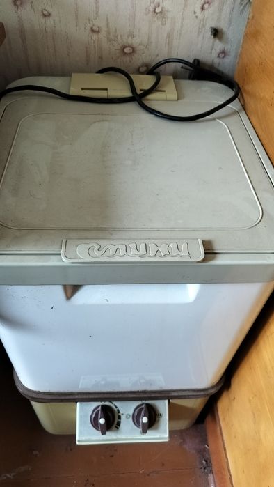 Машина пральна з центрифугою.